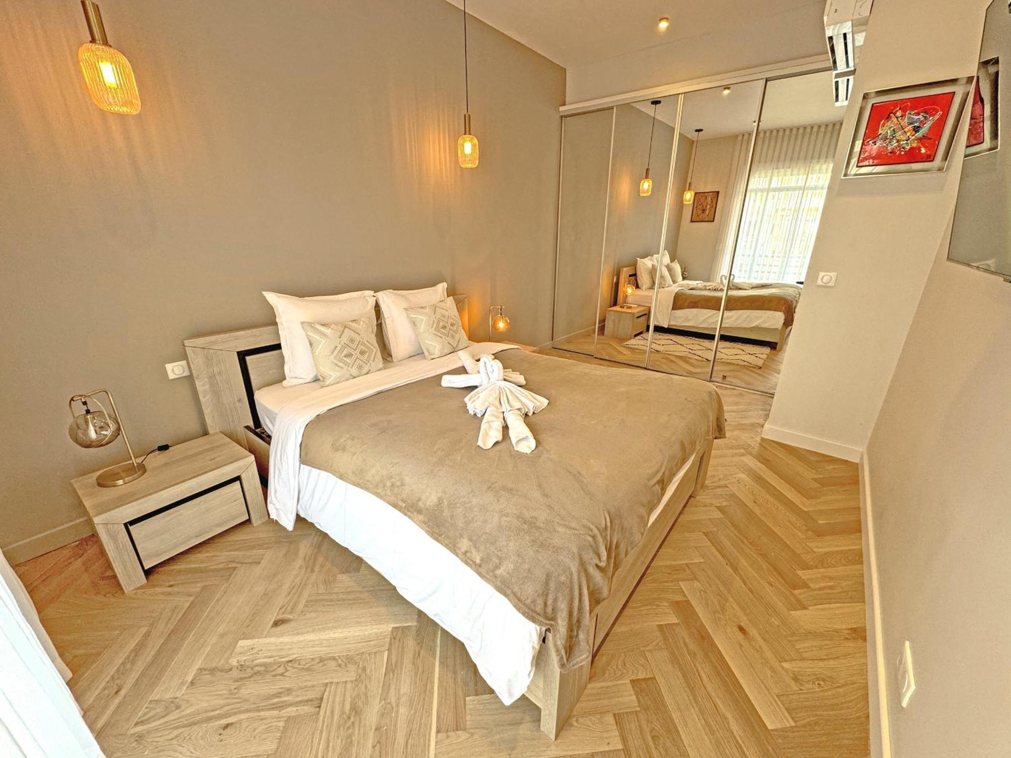 Sea Front Promenade Apartment Nizza